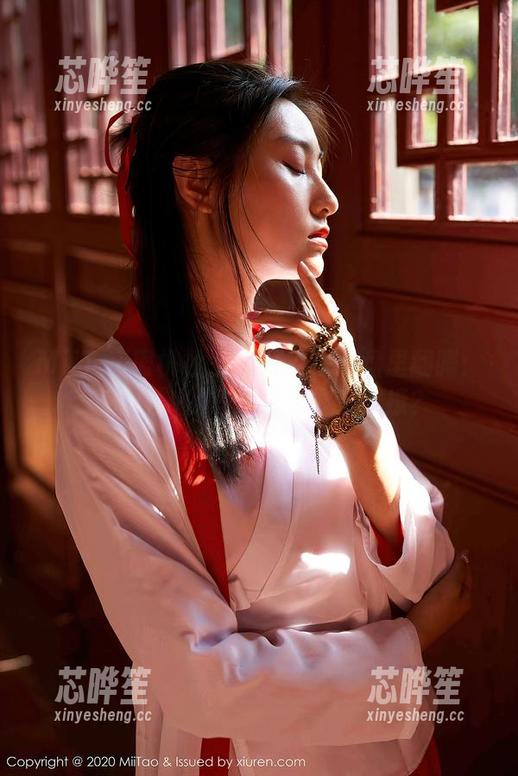 MiiTao蜜桃社-琉璃lily MiiTao蜜桃社 - 牛仔裤在网盘里翻腾:琉璃lily的写真怎么能这么撩?