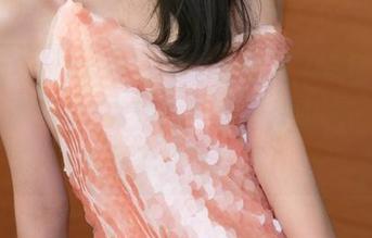 QingDouKe青豆客 - 教室里的黄歆苑chobits写真，看得我差点把作业忘了，真的是无敌吸引啊！