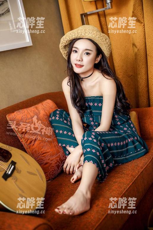 TouTiao头条女神 - 在李梓熙的连体衣写真里，我感受到了无形的魅力，简直是让人放空的画面。