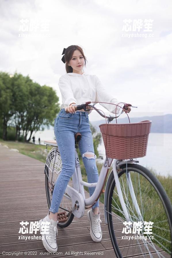 Xiuren秀人网 - 于诺诺ise的纯白写真，沐浴在光里，但资源的步伐卡得太慢。