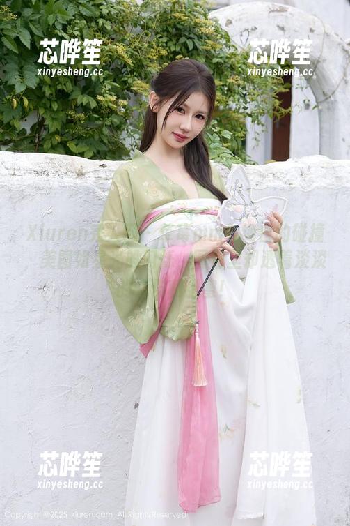 Xiuren秀人网 - 草莓mm与纯白的碰撞，美图如星光般闪烁，图包里却透着淡淡的忧伤和甜蜜！