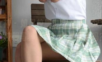 初夏女神 - 如果校服也会说话，双双的绿色校服写真原图：你听到了吗？