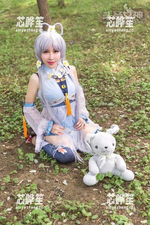 头条女神-周治宇 头条女神 - 周治宇最新作品集来啦!穿着礼服的她,似乎在对我眨眼……