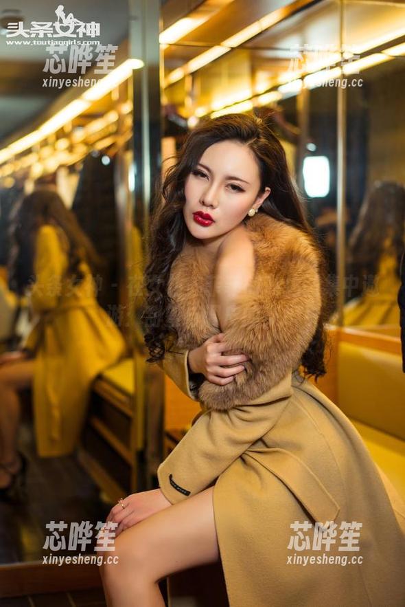 头条女神-苏菲菲 头条女神 - 在女仆苏菲菲的私拍图集中遨游:甜蜜与调皮的交织