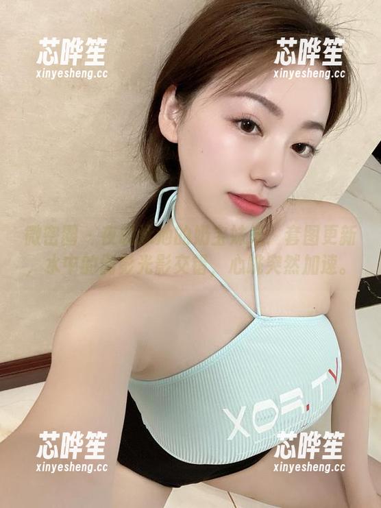 奶宝妹纸 微密圈 - 夜晚泳池的奶宝妹纸:套图更新,水中的倒影光影交错,心跳突然加速。