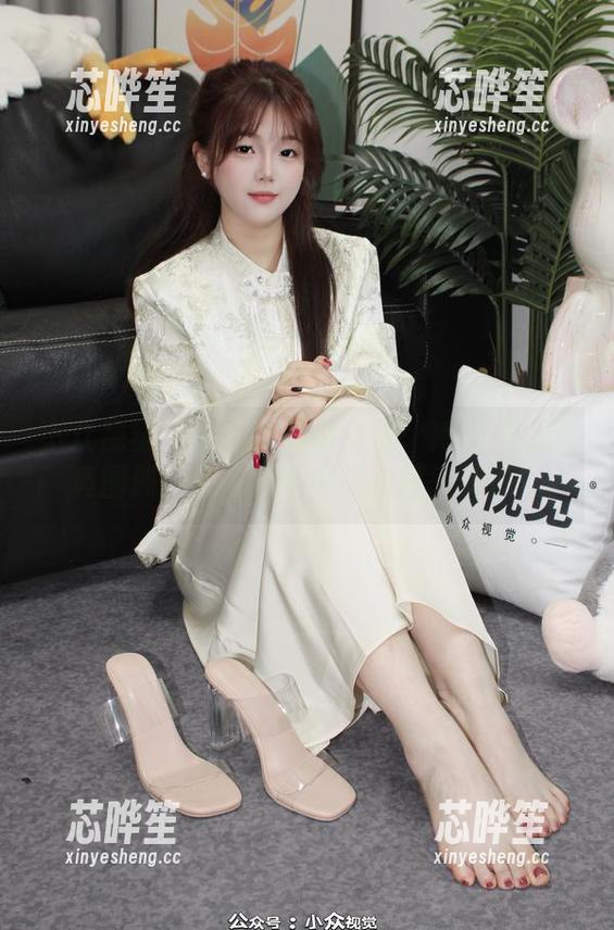 小众视觉-洁洁 小众视觉 - 游泳圈里的洁洁:她的泳装写真图册,水花四溅也要幽默感满满!