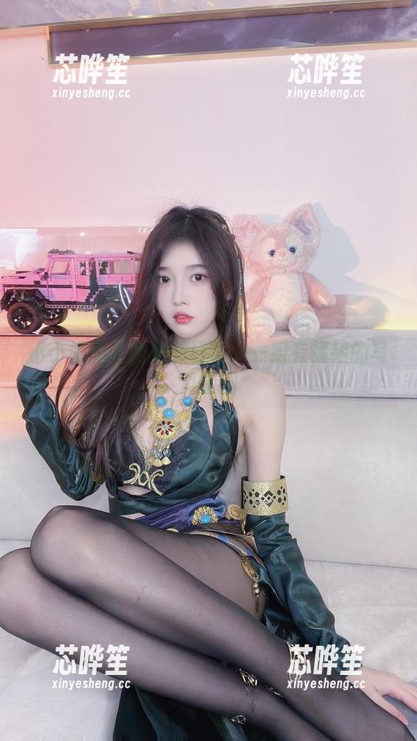 小小奶瓶儿 小小奶瓶儿的秘书日常:一组有情绪的写真套图
