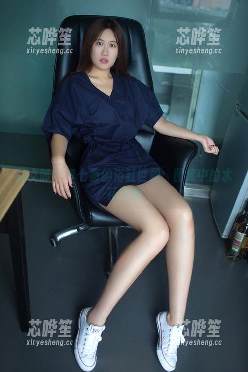 推女郎-李七喜 推女郎 - 李七喜的浴缸世界:图库中的水花四溅
