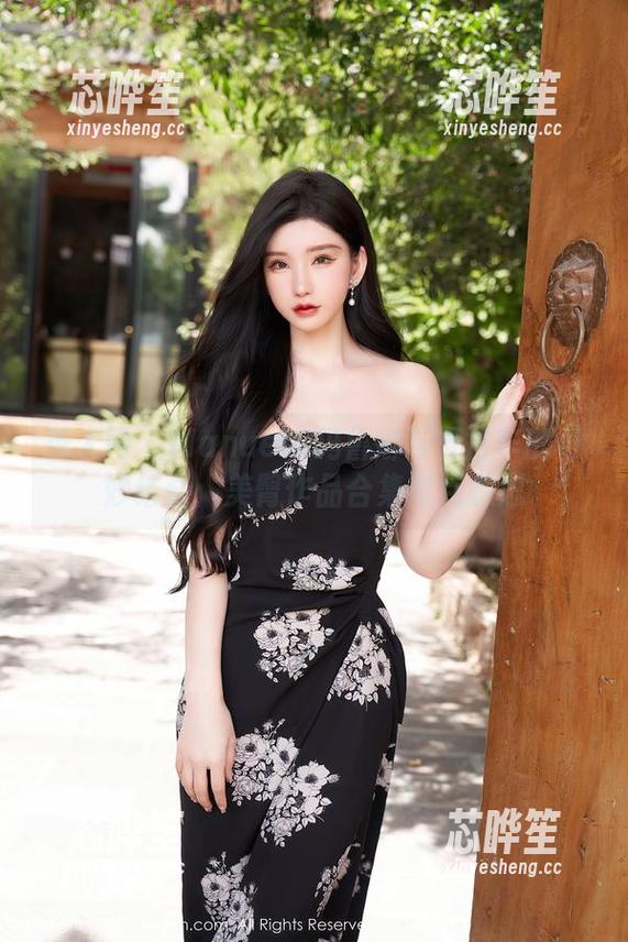 秀人网 - Manuela玛鲁娜与复古车的奇妙结合：美臀作品合集有点意思