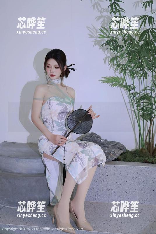 秀人网 - 无圣光的真实，大琪琪Emily红裙合集给我一种“我也能！”的感觉
