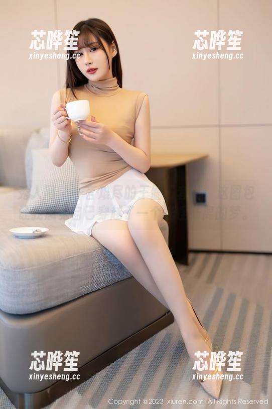 秀人网 - 一言难尽的王俪丁套装：这图包让我感觉自己穿越了一个光怪陆离的梦。