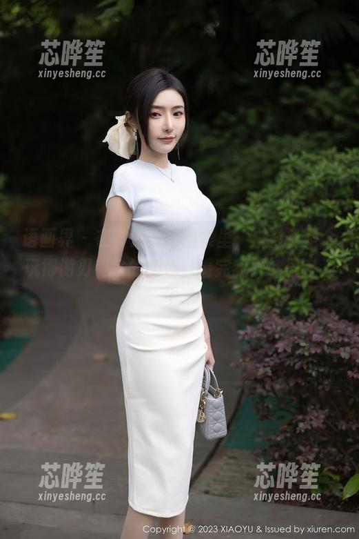语画界-言沫 语画界 - 在言沫最新图集里,白衬衫是个玩得游刃有余的角色,看完我开始思考人生了
