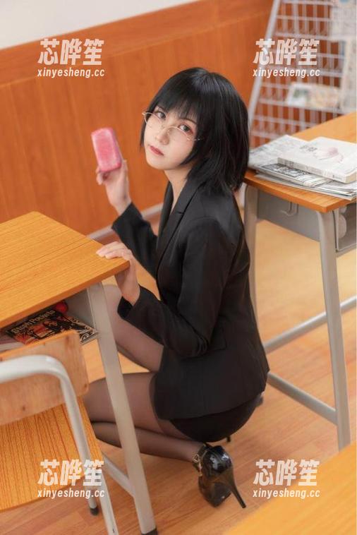 免费图册中的逐月Su孔雀和服，真是高难度的美，拍得好，心动不已。