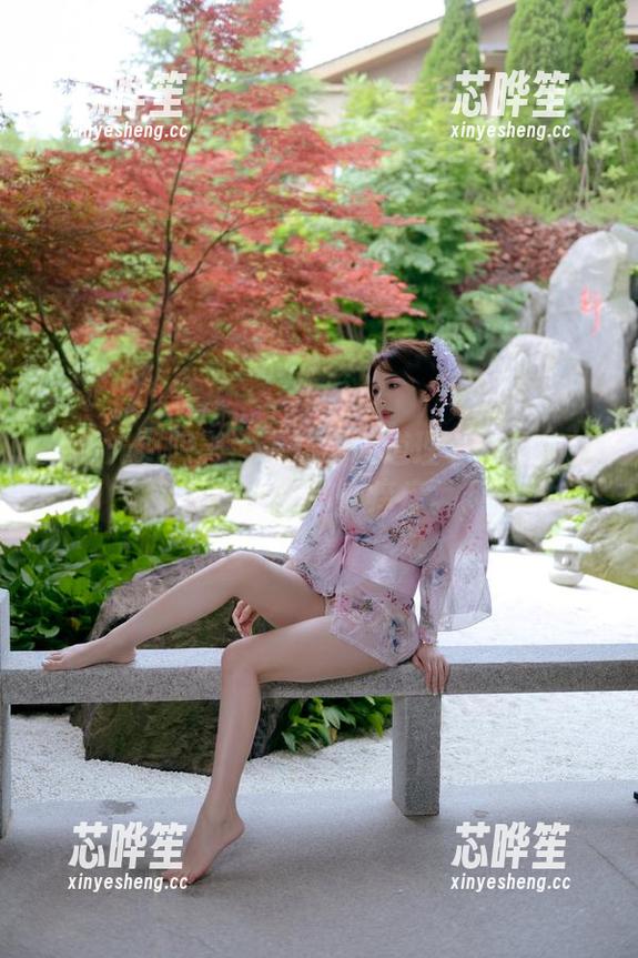 从阳光到阴影：雯妹不讲道理私房女仆的眼神，让你心痒痒。