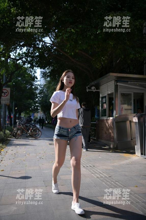 魔镜街拍-婷婷 魔镜街拍 - 准备好了吗?婷婷的午后休闲包臀灰裙,OL美女写真集资源大放送!