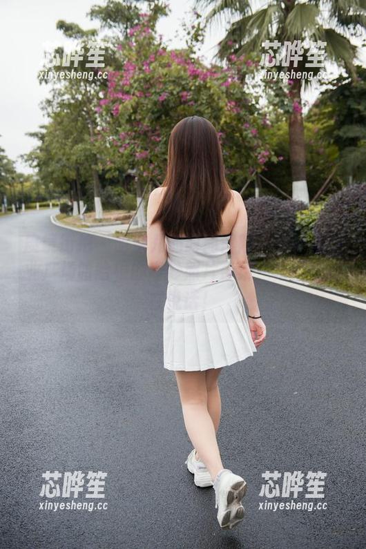 魔镜街拍-萌宝儿 魔镜街拍 - 萌宝儿的时尚冒险:在线看商业广场哈哈镜的奇妙照片合集,裙摆好像在说话!